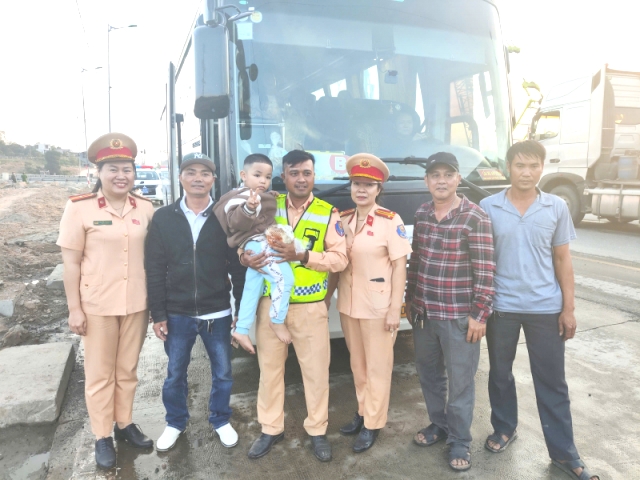 CSGT Công an Đà Nẵng: Kịp thời giải cứu 39 người trong vụ cháy xe khách chiều 26 Tết