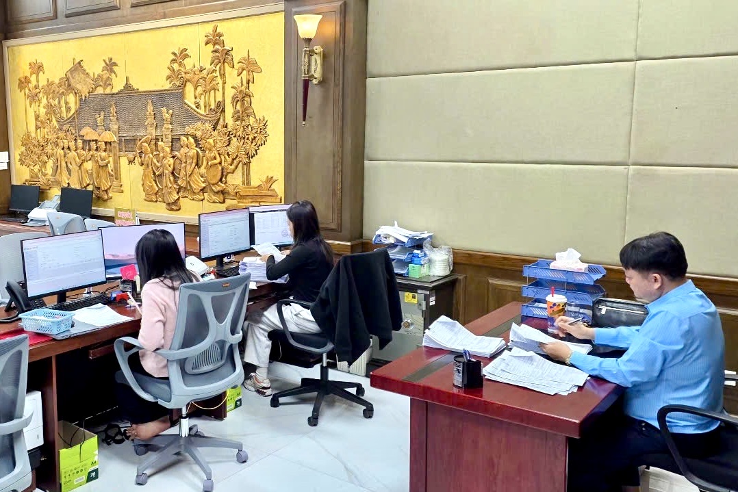 Việc duy tr&igrave; l&agrave;m việc trong ng&agrave;y nghỉ lễ mang &yacute; nghĩa thiết thực, thể hiện tinh thần đồng h&agrave;nh c&ugrave;ng doanh nghiệp v&agrave; quyết t&acirc;m cải c&aacute;ch thủ tục h&agrave;nh ch&iacute;nh.