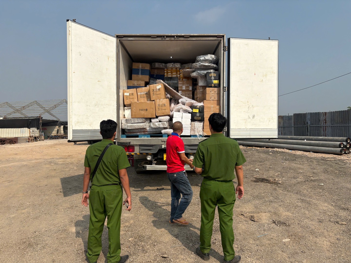 Lực lượng chức năng kiểm tra ph&aacute;t hiện 02 xe tải đ&ocirc;ng lạnh chứa c&aacute;c sản phẩm thực phẩm kh&ocirc;ng h&oacute;a đơn chứng từ chứng minh nguồn gốc xuất xứ