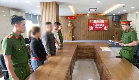 Lực lượng chức năng tống đạt Quyết định khởi tố bị can đối với các đối tượng Lực lượng chức năng tống đạt Quyết định khởi tố bị can đối với các đối tượng