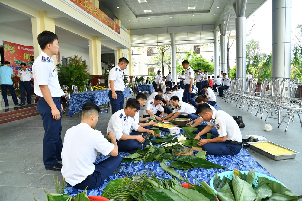 Quang cảnh hội thi b&aacute;nh chưng xanh