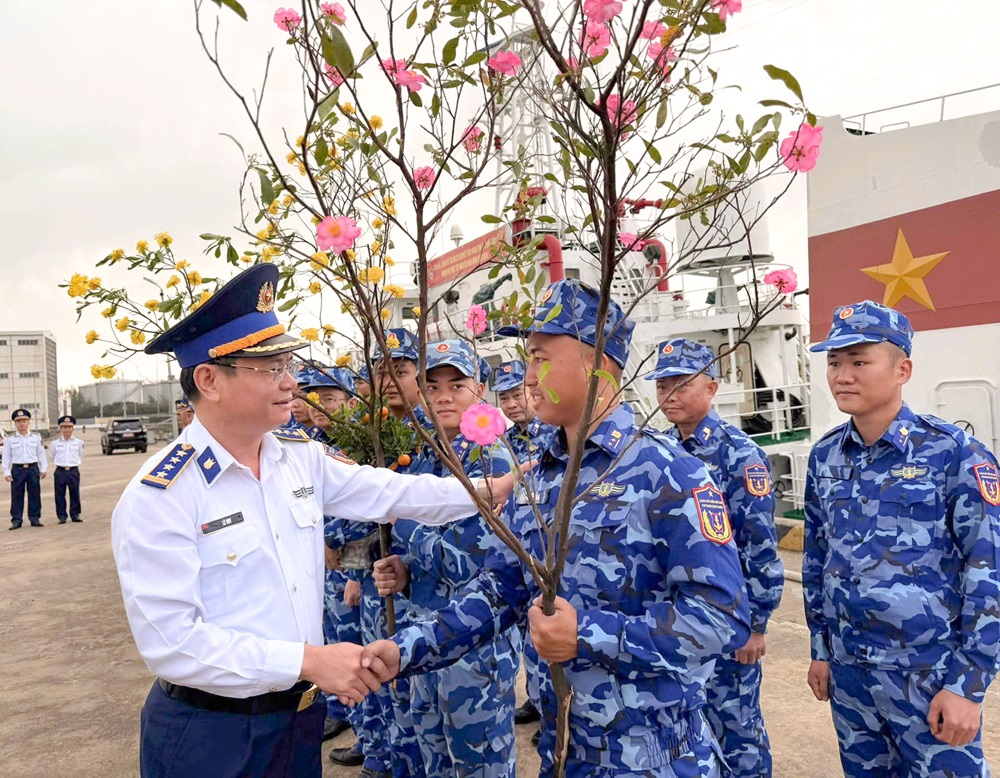 Nơi mùa xuân neo lại giữa biển xa