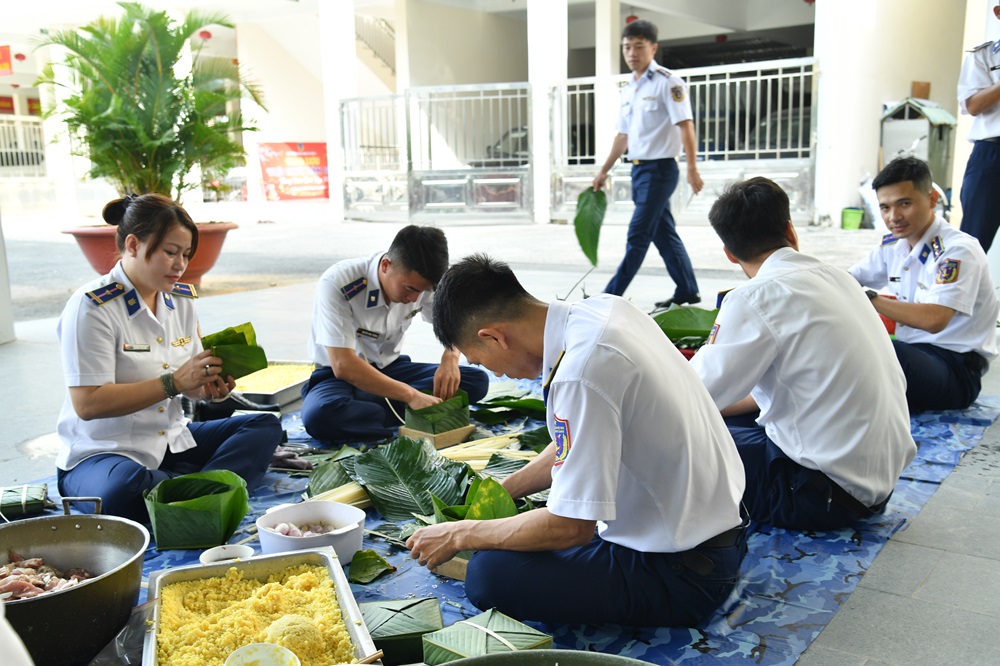 C&aacute;c đội thi tiến h&agrave;nh phần thi g&oacute;i b&aacute;nh.