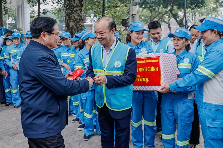 Thủ tướng thăm và động viên công nhân môi trường đô thị đang thực hiện nhiệm vụ tại vườn hoa Lê Trực - Ảnh: VGP/Nhật Bắc Thủ tướng thăm và động viên công nhân môi trường đô thị đang thực hiện nhiệm vụ tại vườn hoa Lê Trực - Ảnh: VGP/Nhật Bắc