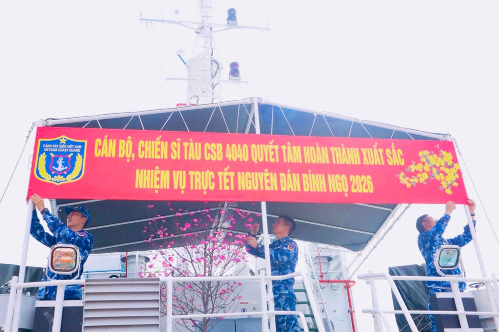 C&aacute;n bộ, chiến sĩ t&agrave;u CSB 4040 trang tr&iacute; khẩu hiệu ch&agrave;o mừng xu&acirc;n mới.