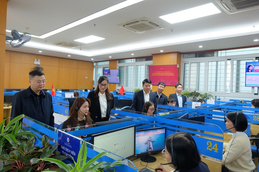 Ban Gi&aacute;m đốc v&agrave; L&atilde;nh đạo Ph&ograve;ng CSKH kiểm tra v&agrave; động vi&ecirc;n CBNV ca trực