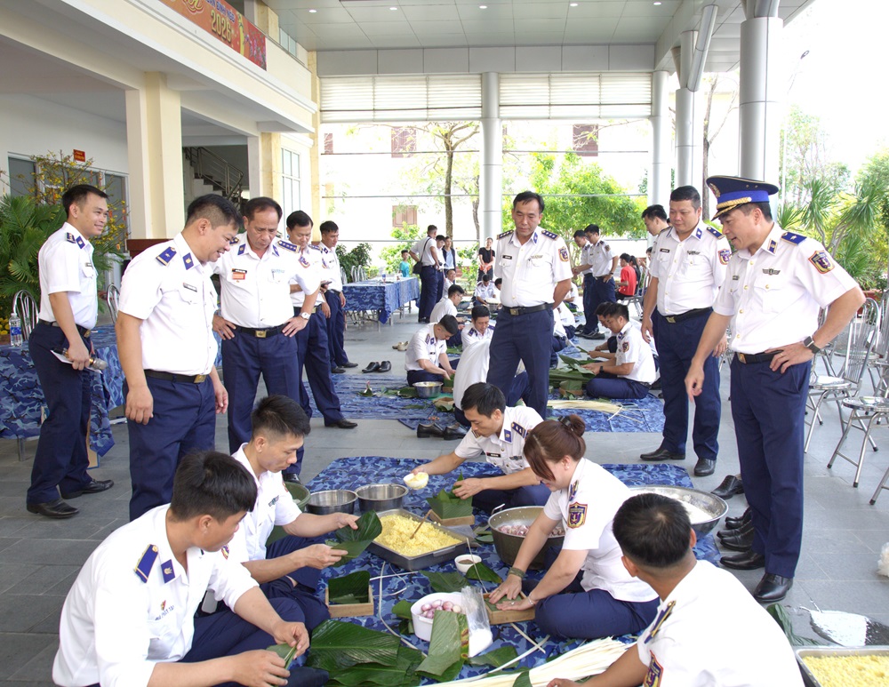 Thiếu tướng Đ&agrave;o B&aacute; Việt - Tư lệnh v&ugrave;ng dự v&agrave; động vi&ecirc;n c&aacute;n bộ, chiến sĩ g&oacute;i b&aacute;nh chưng