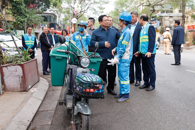Thủ tướng thăm và động viên công nhân môi trường đô thị đang thực hiện nhiệm vụ tại Phố Nguyễn Thái Học - Ảnh: VGP/Nhật Bắc Thủ tướng thăm và động viên công nhân môi trường đô thị đang thực hiện nhiệm vụ tại Phố Nguyễn Thái Học - Ảnh: VGP/Nhật Bắc