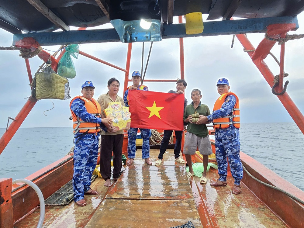 T&agrave;u CSB 8002 duy tr&igrave; nghi&ecirc;m trực SSCĐ v&agrave; thực hiện nhiệm vụ dịp Tết.