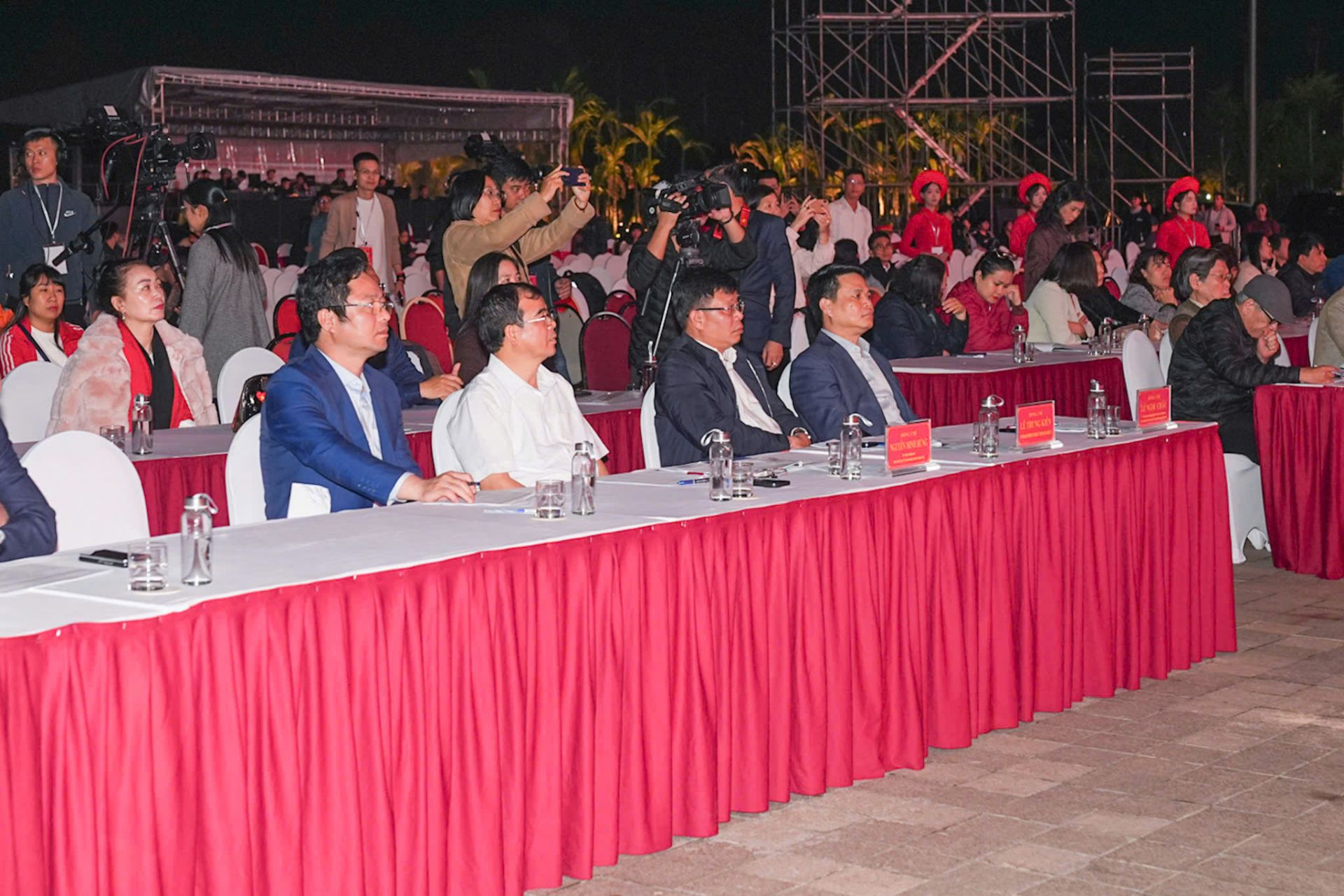 C&aacute;c đồng ch&iacute; l&atilde;nh đạo tham dự chương tr&igrave;nh.