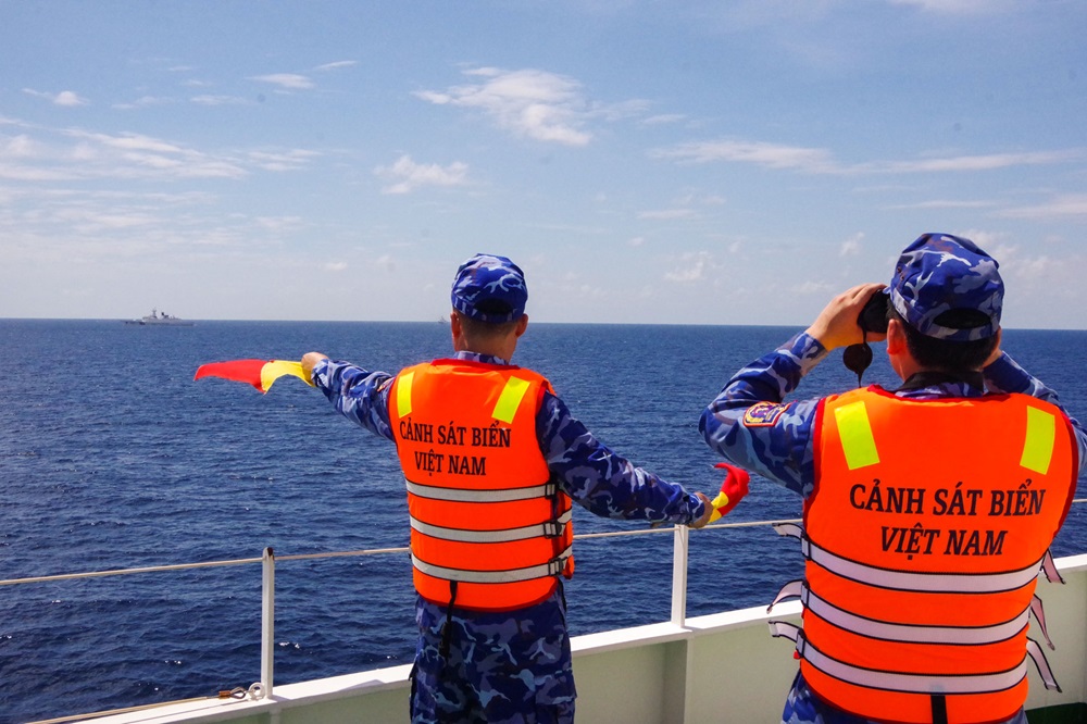 T&agrave;u CSB 8002 duy tr&igrave; nghi&ecirc;m trực SSCĐ v&agrave; thực hiện nhiệm vụ dịp Tết.