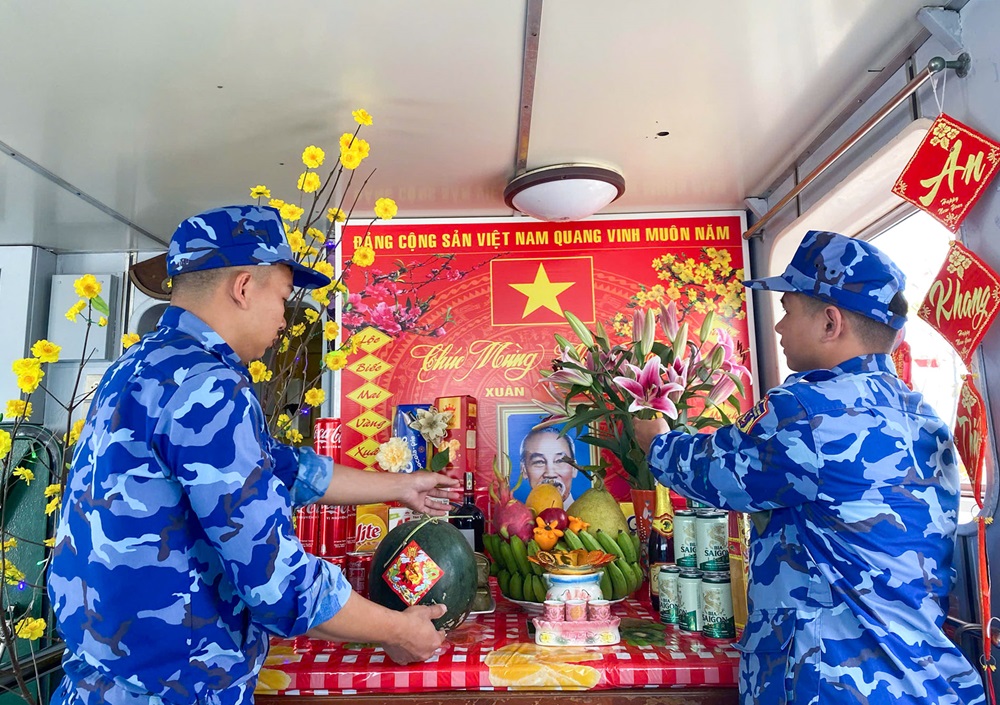 Những người l&iacute;nh Cảnh s&aacute;t biển tranh thủ trang tr&iacute; ph&ograve;ng đ&oacute;n xu&acirc;n sau mỗi ca trực.