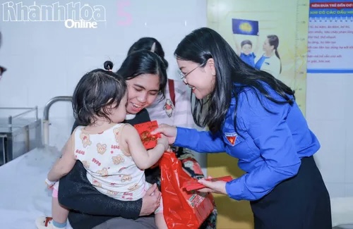 Trao 120 suất quà cho các bệnh nhi tại Bệnh viện Đa khoa Khánh Hòa