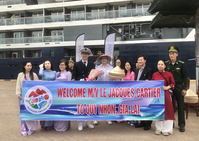Đại diện Ban tổ chức tặng hoa lãnh đạo tàu LE JACQUES CARTIER. Ảnh: VH Đại diện Ban tổ chức tặng hoa lãnh đạo tàu LE JACQUES CARTIER. Ảnh: VH
