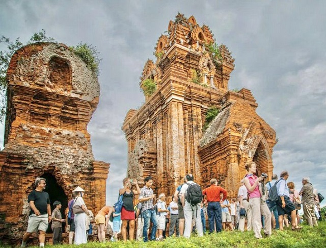 Tháp Bánh Ít, một trong những danh thắng nổi tiếng của Gia Lai thu hút đông đảo khách du lịch. Ảnh: DL Tháp Bánh Ít, một trong những danh thắng nổi tiếng của Gia Lai thu hút đông đảo khách du lịch. Ảnh: DL