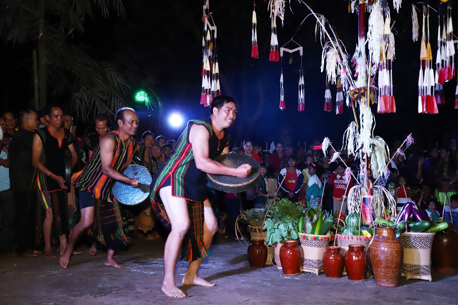 C&aacute;c hoạt động lễ hội thường đi k&egrave;m diễn tấu cồng chi&ecirc;ng, kể sử thi, độc tấu nhạc cụ d&acirc;n tộc, h&aacute;t d&acirc;n ca v&agrave; tr&ograve; chơi d&acirc;n gian, tạo n&ecirc;n kh&ocirc;ng gian văn h&oacute;a sống động