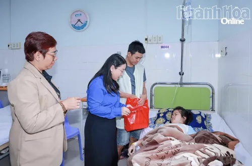 Hoạt động thăm hỏi, tặng qu&agrave; cho c&aacute;c bệnh nhi nhận được sự đồng h&agrave;nh, hỗ trợ của c&aacute;c tổ chức, c&aacute; nh&acirc;n.