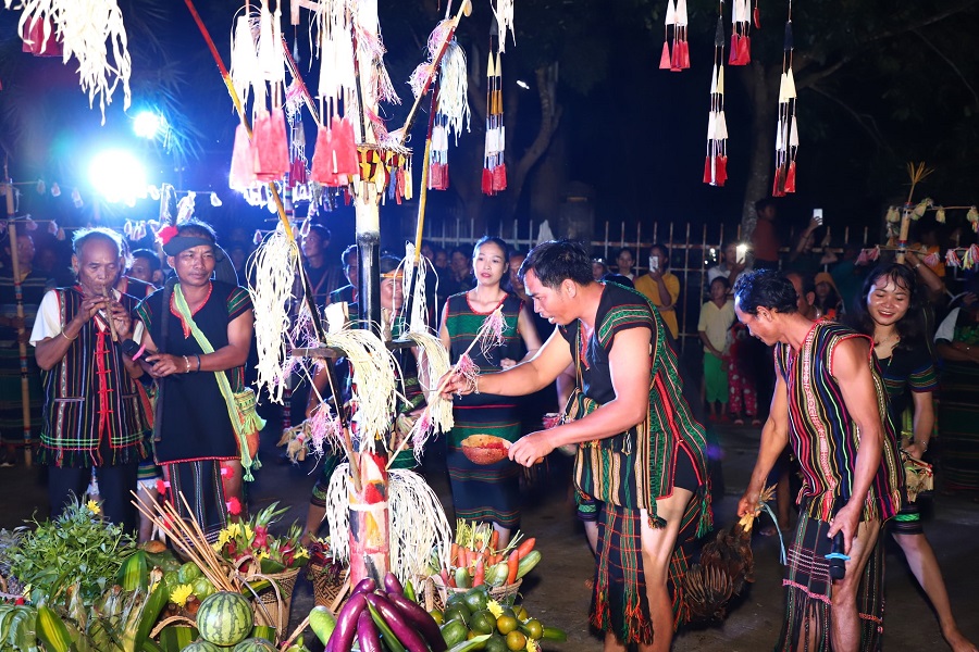 Đồng b&agrave;o M'n&ocirc;ng thực hiện nghi thức c&uacute;ng tạ ơn thần linh v&agrave; tổ ti&ecirc;n, cầu cho bon l&agrave;ng mưa thuận gi&oacute; h&ograve;a, m&ugrave;a m&agrave;ng bội thu