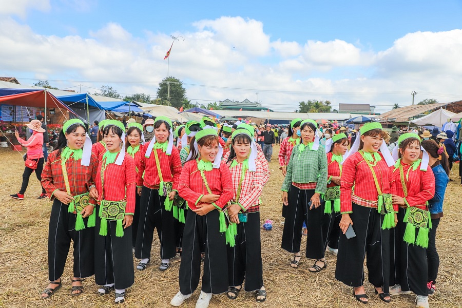 Đồng b&agrave;o T&agrave;y, N&ugrave;ng trong trang phục truyền thống tham gia Lễ hội Lồng tồng đầu năm mới