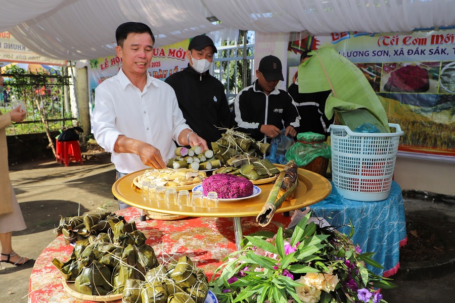 Đồng b&agrave;o Th&aacute;i chuẩn bị m&acirc;m lễ d&acirc;ng c&uacute;ng gồm cơm mới, cơm lam, x&ocirc;i, b&aacute;nh chưng, rượu cần&hellip; trong Lễ c&uacute;ng l&uacute;a mới