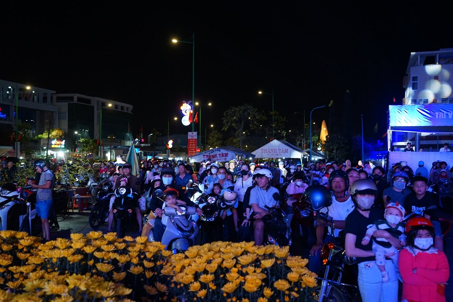 Đ&ocirc;ng đảo người d&acirc;n đến xem tổng duyệt chương tr&igrave;nh