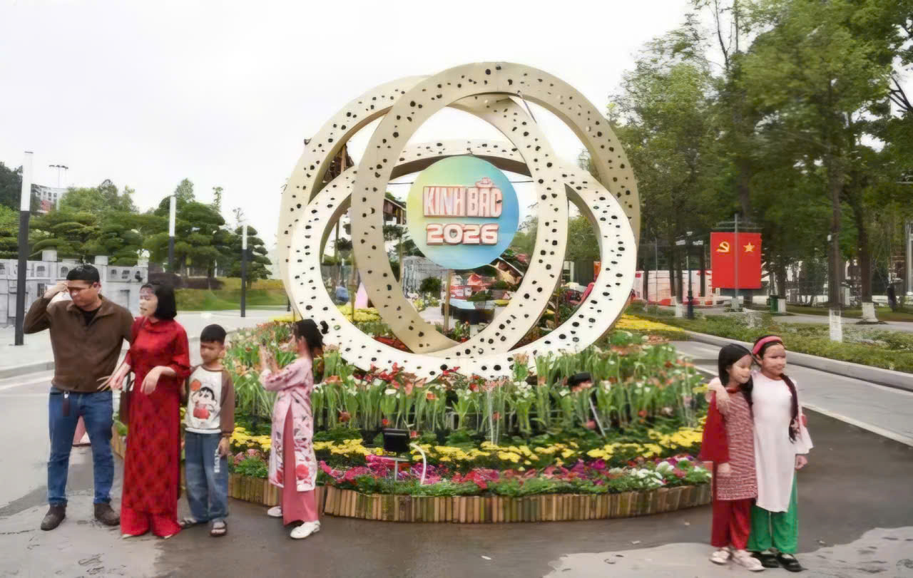 Nhiều gia đình trẻ chọn đường hoa Kinh Bắc để lưu lại kỷ niệm. Nhiều gia đình trẻ chọn đường hoa Kinh Bắc để lưu lại kỷ niệm.