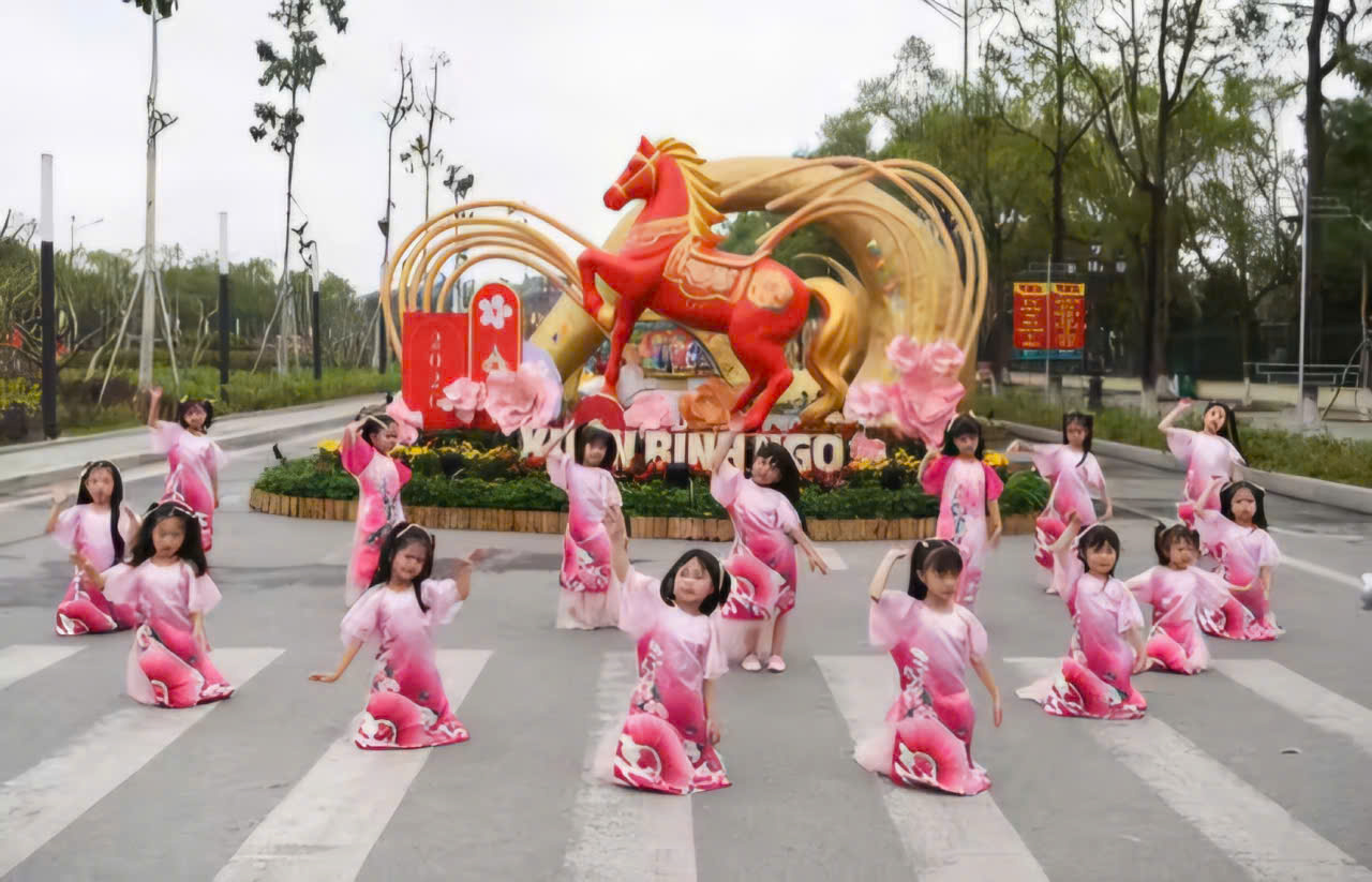 Các cháu nhỏ chọn đường hoa Kinh Bắc để quay vi deo lưu làm kỷ niệm chúc mừng năm mới. Các cháu nhỏ chọn đường hoa Kinh Bắc để quay vi deo lưu làm kỷ niệm chúc mừng năm mới.