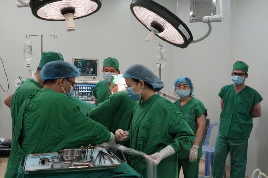 Ê-kíp các bác sĩ của Bệnh viện Đa khoa Bình Thuận phẫu thuật cứu sống bệnh nhân thủng tim Ê-kíp các bác sĩ của Bệnh viện Đa khoa Bình Thuận phẫu thuật cứu sống bệnh nhân thủng tim