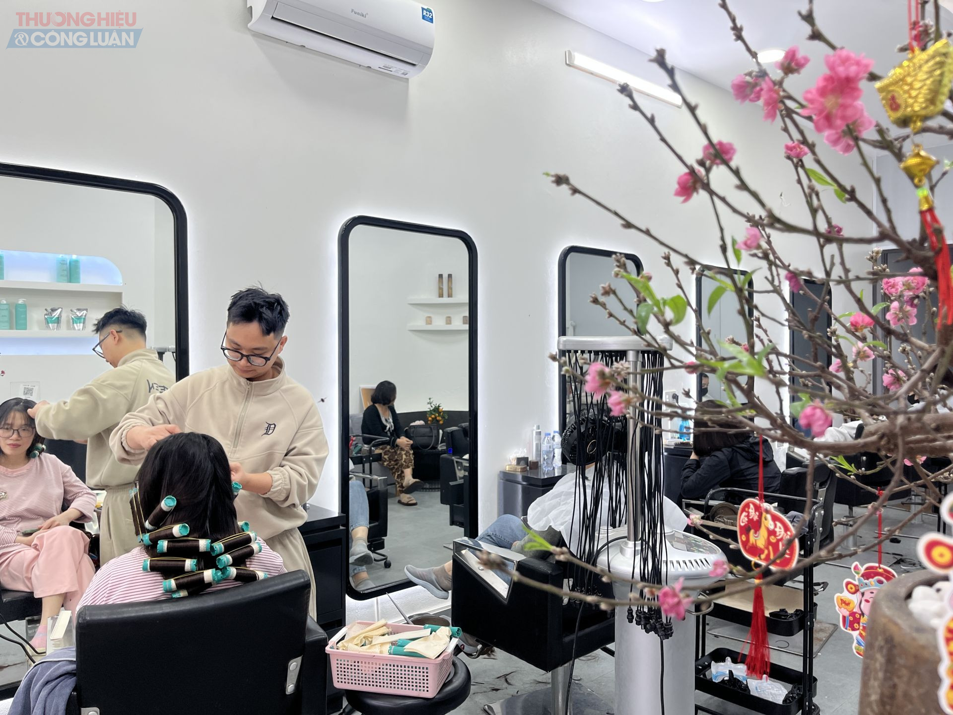 Dịch vụ làm đẹp cận Tết bùng nổ: Chủ tiệm “hái ra tiền”, thu cả chục triệu mỗi ngày