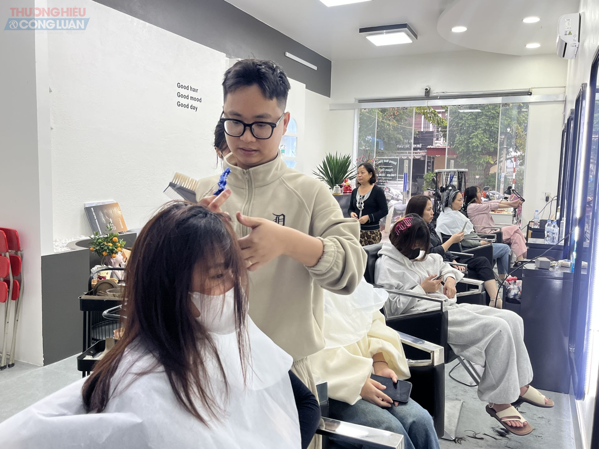 Anh Nguyến &Aacute;nh Dương, chủ một salon l&agrave;m đẹp tại Hưng Y&ecirc;n cho biết lượng kh&aacute;ch tăng mạnh ngay từ đầu th&aacute;ng Chạp: &ldquo;Cứ bước v&agrave;o m&ugrave;a cao điểm cận Tết l&agrave; lịch hẹn của ch&uacute;ng t&ocirc;i k&iacute;n đặc. Năm nay lượng kh&aacute;ch c&ograve;n tăng mạnh hơn, nhiều ng&agrave;y ch&uacute;ng t&ocirc;i phải l&agrave;m việc tới 11&ndash;12 giờ đ&ecirc;m mới kịp trả kh&aacute;ch.&rdquo;