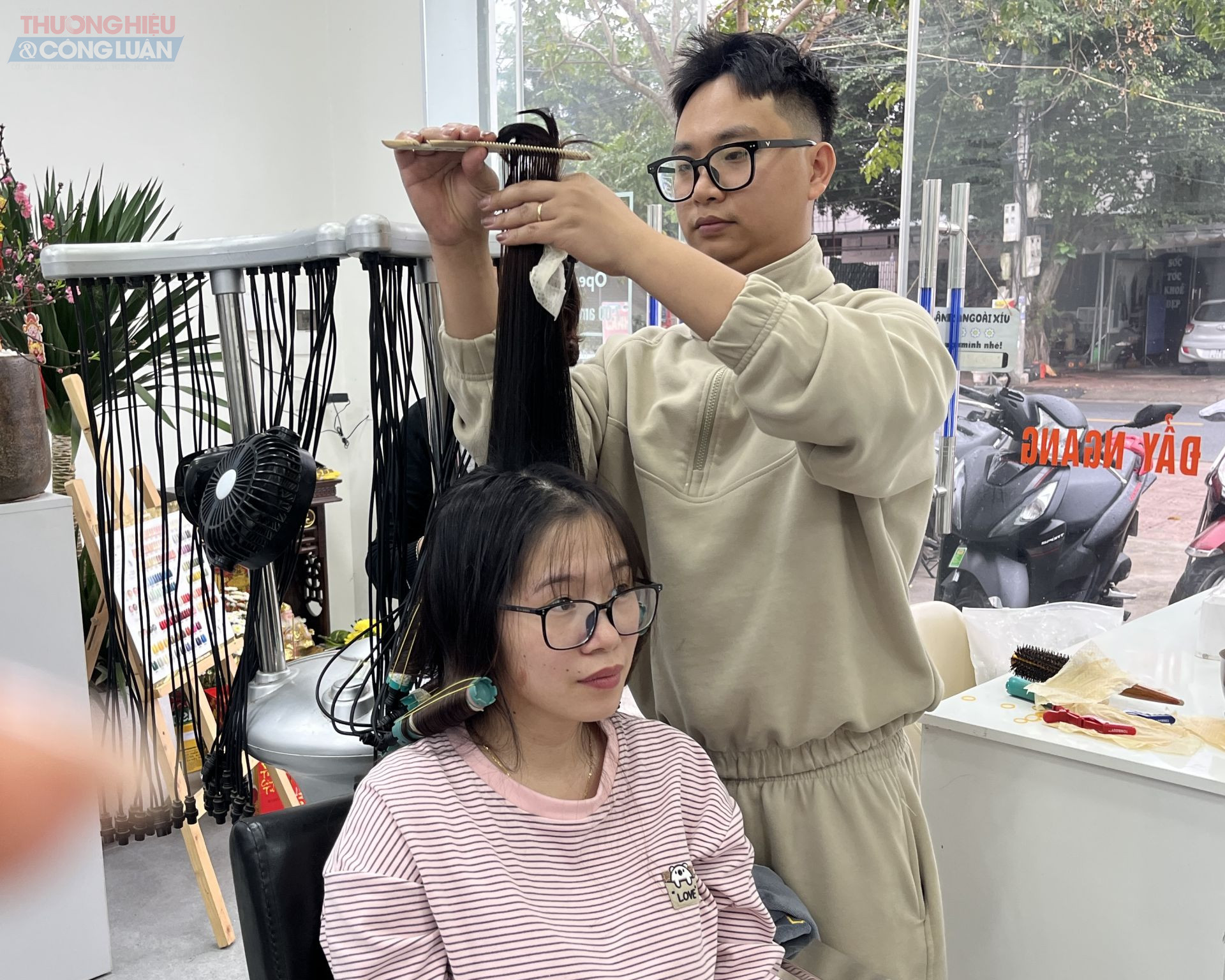 Chị Nguyễn Minh Anh (Hưng Yên) cho biết: “Cứ đến sát Tết là tôi lại ‘chạy đua’ đặt lịch làm đẹp. Năm nào cũng thế, các salon đều đông kín. Muốn làm tóc hay chăm sóc da là phải đặt trước vài ngày, thậm chí cả tuần. Nhiều tiệm nổi tiếng giờ vàng gần như không còn chỗ nếu không giữ lịch từ sớm.” Chị Nguyễn Minh Anh (Hưng Yên) cho biết: “Cứ đến sát Tết là tôi lại ‘chạy đua’ đặt lịch làm đẹp. Năm nào cũng thế, các salon đều đông kín. Muốn làm tóc hay chăm sóc da là phải đặt trước vài ngày, thậm chí cả tuần. Nhiều tiệm nổi tiếng giờ vàng gần như không còn chỗ nếu không giữ lịch từ sớm.”