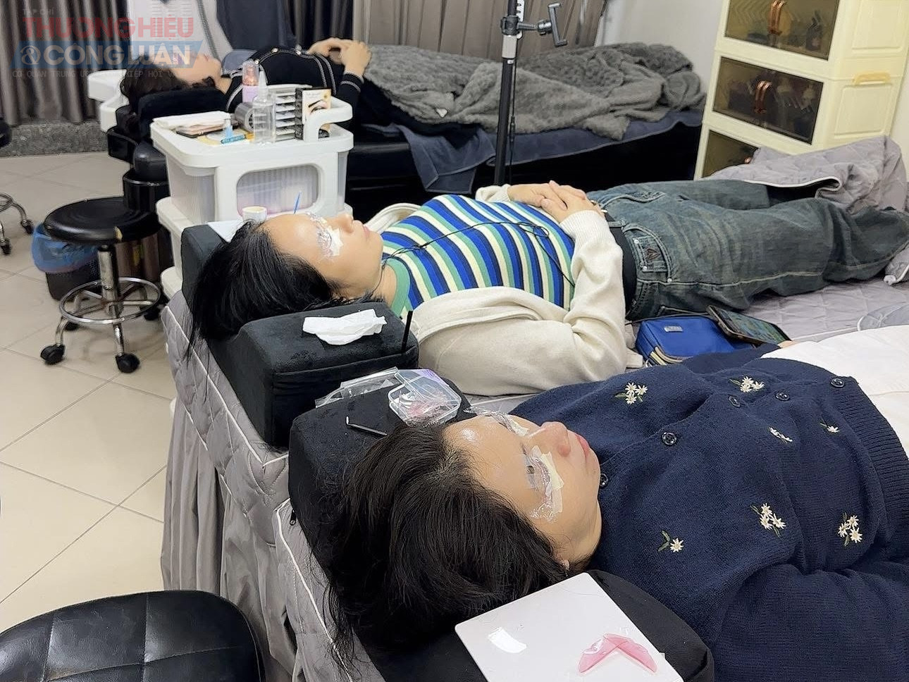 Các dịch vụ được khách hàng lựa chọn nhiều nhất trong giai đoạn cận Tết gồm nối mi, làm móng, chăm sóc da chuyên sâu, tạo kiểu – phục hồi tóc, phun xăm thẩm mỹ, massage thư giãn và đặc biệt là các gói làm đẹp trọn gói đón Tết. Các dịch vụ được khách hàng lựa chọn nhiều nhất trong giai đoạn cận Tết gồm nối mi, làm móng, chăm sóc da chuyên sâu, tạo kiểu – phục hồi tóc, phun xăm thẩm mỹ, massage thư giãn và đặc biệt là các gói làm đẹp trọn gói đón Tết.