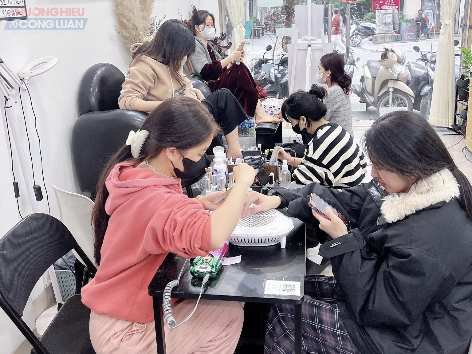 Để đáp ứng nhu cầu làm đẹp tăng đột biến, chị Trần Anh đã phải tăng cường thêm nhân viên thời vụ và mở rộng khung giờ làm việc: “Mỗi dịp Tết tôi đều thuê thêm 3–4 bạn kỹ thuật viên hỗ trợ làm móng, đắp gel, vẽ nghệ thuật. Khoảng 19–22 giờ tối là đông nhất vì khách tan làm mới tới. Muốn giữ chất lượng dịch vụ, chúng tôi phải phân người theo từng khâu rất chặt chẽ.” Để đáp ứng nhu cầu làm đẹp tăng đột biến, chị Trần Anh đã phải tăng cường thêm nhân viên thời vụ và mở rộng khung giờ làm việc: “Mỗi dịp Tết tôi đều thuê thêm 3–4 bạn kỹ thuật viên hỗ trợ làm móng, đắp gel, vẽ nghệ thuật. Khoảng 19–22 giờ tối là đông nhất vì khách tan làm mới tới. Muốn giữ chất lượng dịch vụ, chúng tôi phải phân người theo từng khâu rất chặt chẽ.”