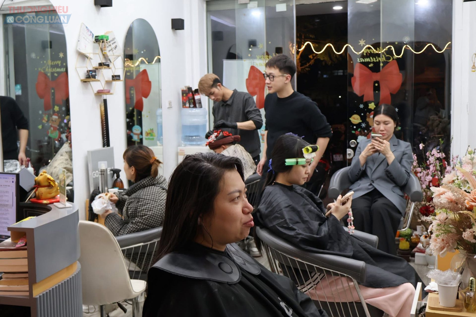 C&agrave;ng gần Tết, thị trường dịch vụ l&agrave;m đẹp bước v&agrave;o giai đoạn nhộn nhịp nhất trong năm. Từ s&aacute;ng sớm đến tận khuya, nhiều salon, spa lu&ocirc;n trong t&igrave;nh trạng đ&ocirc;ng k&iacute;n, kh&aacute;ch đứng chờ nối d&agrave;i. Kh&ocirc;ng chỉ cho thấy nhu cầu t&acirc;n trang nhan sắc tăng mạnh, cảnh tượng n&agrave;y c&ograve;n phản &aacute;nh xu hướng ti&ecirc;u d&ugrave;ng mới của người d&acirc;n đ&ocirc; thị quan t&acirc;m hơn đến h&igrave;nh ảnh c&aacute; nh&acirc;n, sức khỏe v&agrave; chất lượng cuộc sống.