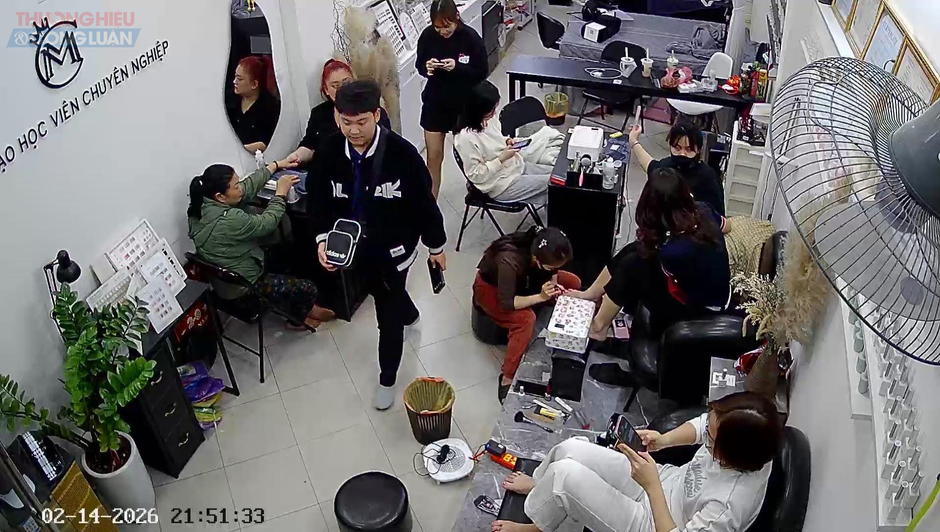 Ngo&agrave;i c&aacute;c salon t&oacute;c, c&aacute;c cơ sở thẩm mỹ lớn nhỏ với dịch vụ nối mi, uốn mi, l&agrave;m nail cũng h&uacute;t kh&aacute;ch kh&ocirc;ng k&eacute;m.