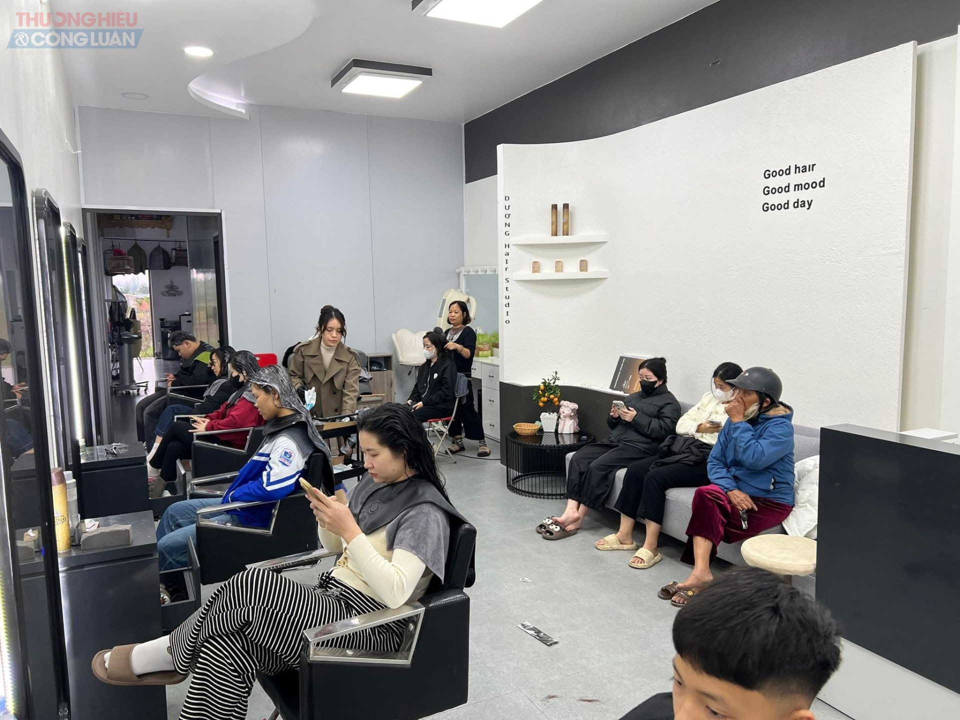 Chỉ c&ograve;n v&agrave;i ng&agrave;y nữa l&agrave; đến Tết Nguy&ecirc;n đ&aacute;n, nhiều người d&acirc;n thường chọn thời điểm n&agrave;y để tranh thủ sửa sang, l&agrave;m đẹp đ&oacute;n năm mới. Ch&iacute;nh v&igrave; l&yacute; do đ&oacute;, c&aacute;c cửa h&agrave;ng cắt t&oacute;c, l&agrave;m đẹp n&oacute;i chung hiện lu&ocirc;n trong t&igrave;nh trạng tấp nập từ s&aacute;ng đến đ&ecirc;m.