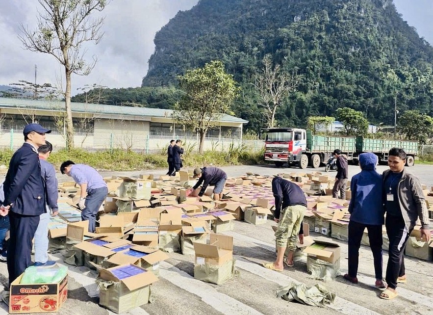 Lực lượng hải quan kiểm kê tang vật vụ buôn lậu hơn 65.000 thiết bị thuốc lá điện tử tại cửa khẩu quốc tế Cha Lo. Ảnh: CHQ Lực lượng hải quan kiểm kê tang vật vụ buôn lậu hơn 65.000 thiết bị thuốc lá điện tử tại cửa khẩu quốc tế Cha Lo. Ảnh: CHQ