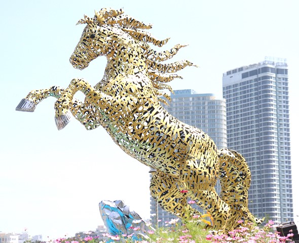 M&ocirc; h&igrave;nh Kim M&atilde; Hợp Nhất được đề xuất di dời về trang tr&iacute; lại tại khu vực hồ nước cảnh quan ở đường Th&agrave;nh Điện Hải, ph&iacute;a trước Trung t&acirc;m H&agrave;nh ch&iacute;nh TP. Đ&agrave; Nẵng. Ảnh: Ho&agrave;ng Hiệp.