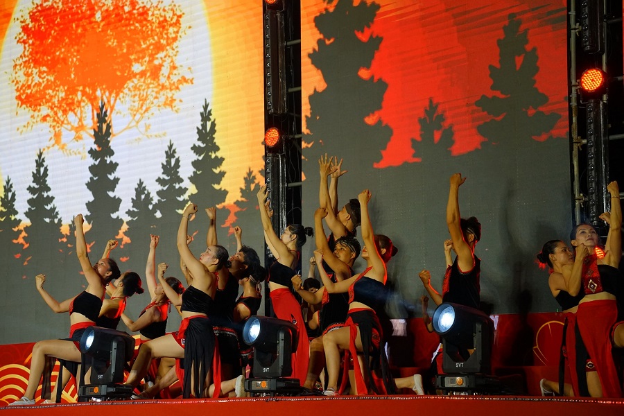 Kh&ocirc;ng gian cồng chi&ecirc;ng cũng l&agrave; điểm nhấn cho Chương tr&igrave;nh Ch&agrave;o Xu&acirc;n B&iacute;nh Ngọ - 2026