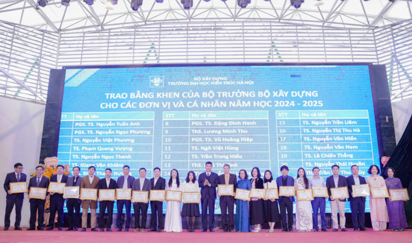 Thứ trưởng Bộ X&acirc;y dựng Phạm Minh H&agrave; trao Bằng khen của Bộ trưởng Bộ X&acirc;y dựng cho tập thể, c&aacute; nh&acirc;n của Trường Đại học Kiến tr&uacute;c H&agrave; Nội. Ảnh: HAU