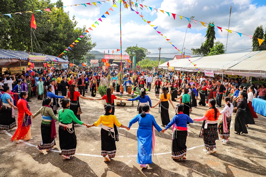 Lễ hội truyền thống thu h&uacute;t đ&ocirc;ng đảo người d&acirc;n v&agrave; du kh&aacute;ch trong v&agrave; ngo&agrave;i tỉnh đến tham quan, trải nghiệm, tăng sự đo&agrave;n kết trong cộng đồng c&aacute;c d&acirc;n tộc