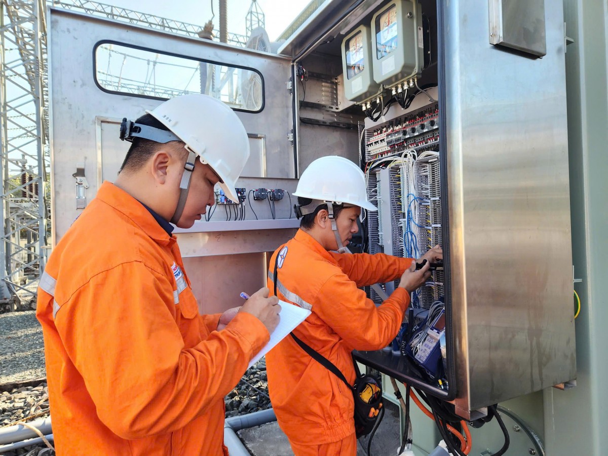 Ứng trực 24/24 xử lý các sự cố điện phát sinh và sửa chữa điện phục vụ nhân dân đón Tết Ứng trực 24/24 xử lý các sự cố điện phát sinh và sửa chữa điện phục vụ nhân dân đón Tết