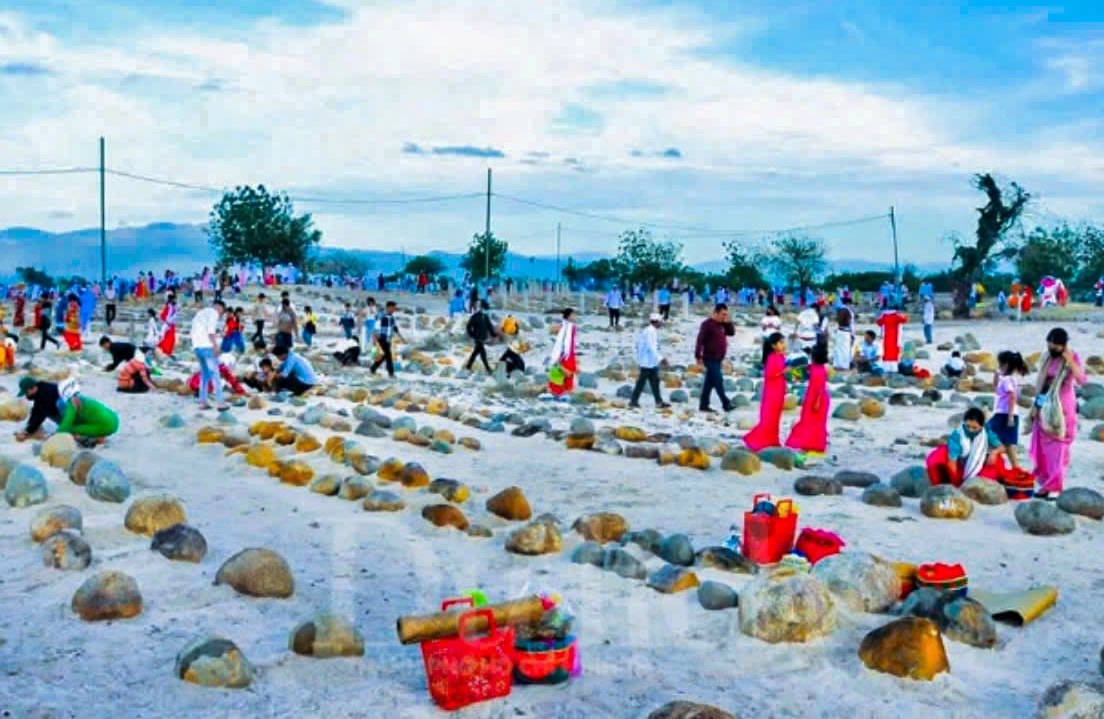 Tại Nghĩa trang Động Trắng, x&atilde; Hồng Th&aacute;i, từ s&aacute;ng sớm c&aacute;c gia đ&igrave;nh, tộc họ mang lễ vật đến nơi y&ecirc;n nghỉ của &ocirc;ng b&agrave; tổ ti&ecirc;n, người th&acirc;n đ&atilde; khuất để d&acirc;ng lễ v&agrave; mời họ về chung vui với con ch&aacute;u trong Lễ hội Ramưwa