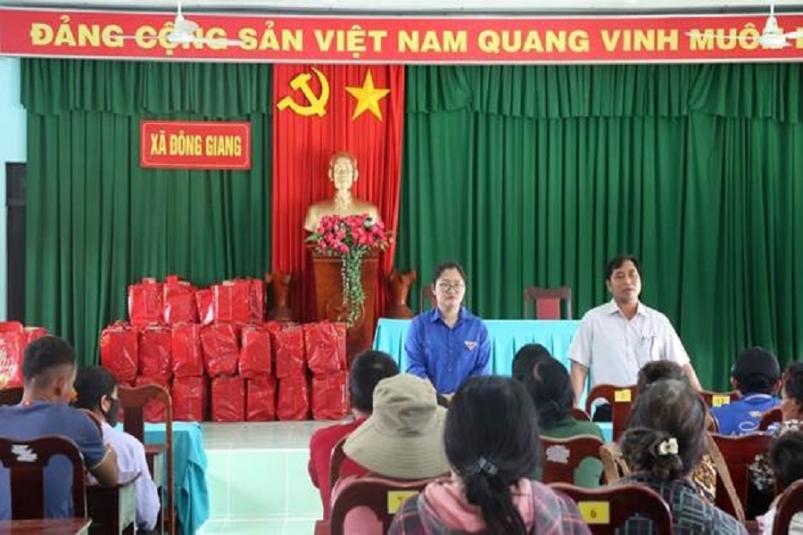 Trao quà Tết trên địa bàn xã Đông Giang thuộc tỉnh Lâm Đồng Trao quà Tết trên địa bàn xã Đông Giang thuộc tỉnh Lâm Đồng