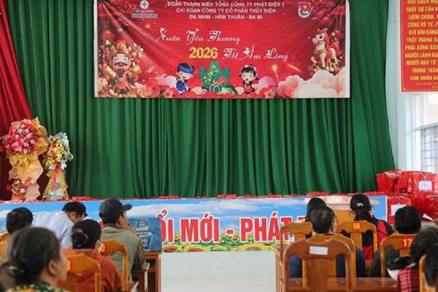 Trao quà Tết trên địa bàn xã La Dạ thuộc tỉnh Lâm Đồng Trao quà Tết trên địa bàn xã La Dạ thuộc tỉnh Lâm Đồng