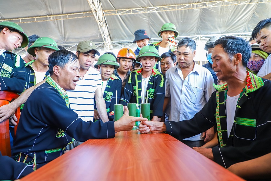 Tr&ograve; chơi d&acirc;n gian L&agrave;y cỏ trong lễ hội lu&ocirc;n thu h&uacute;t đ&ocirc;ng đảo người d&acirc;n v&agrave; du kh&aacute;ch tham gia, tạo kh&ocirc;ng kh&iacute; vui tươi, phấn khởi ng&agrave;y đầu xu&acirc;n năm mới