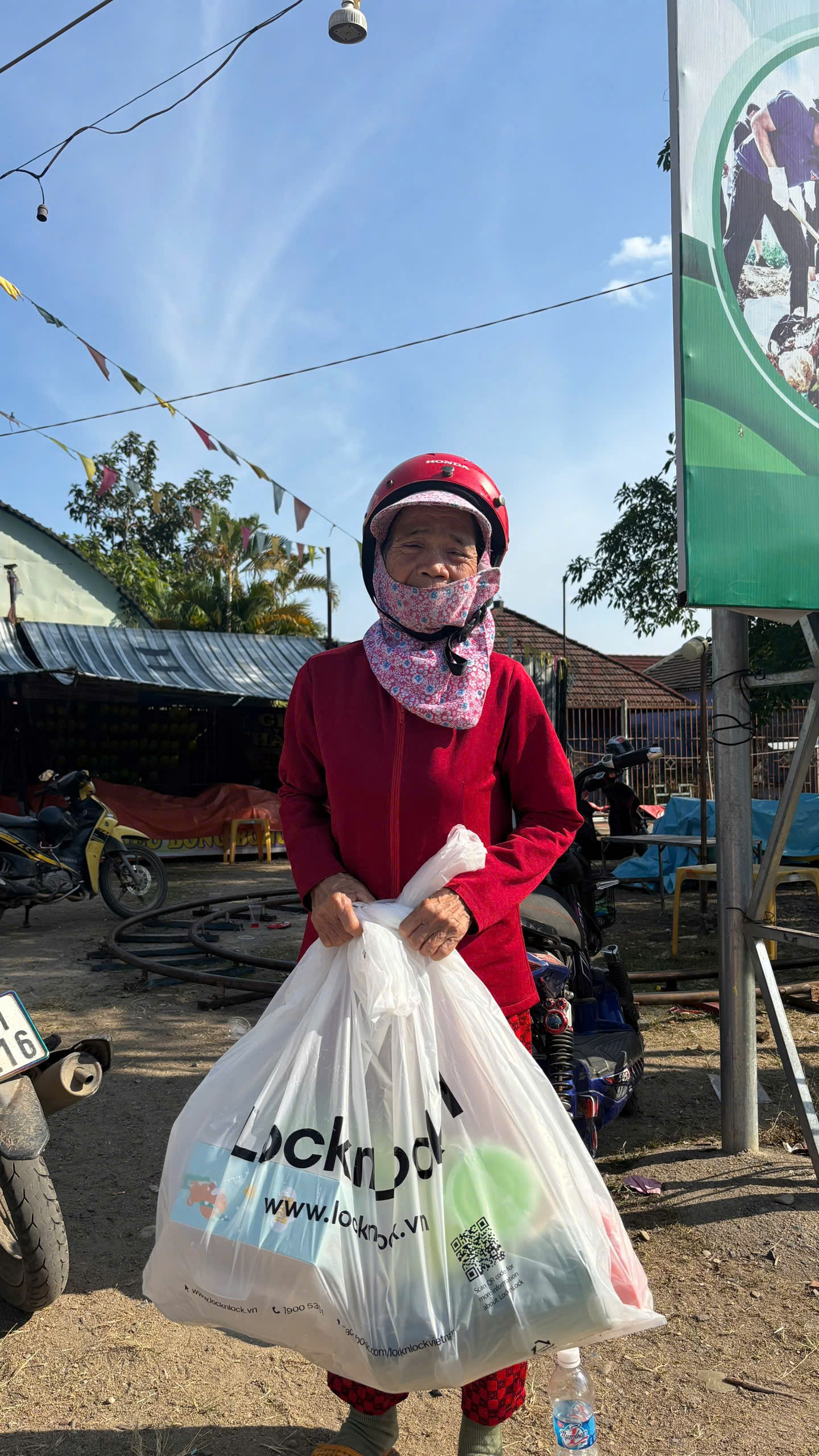 Người d&acirc;n nhận qu&agrave; tại sự kiện