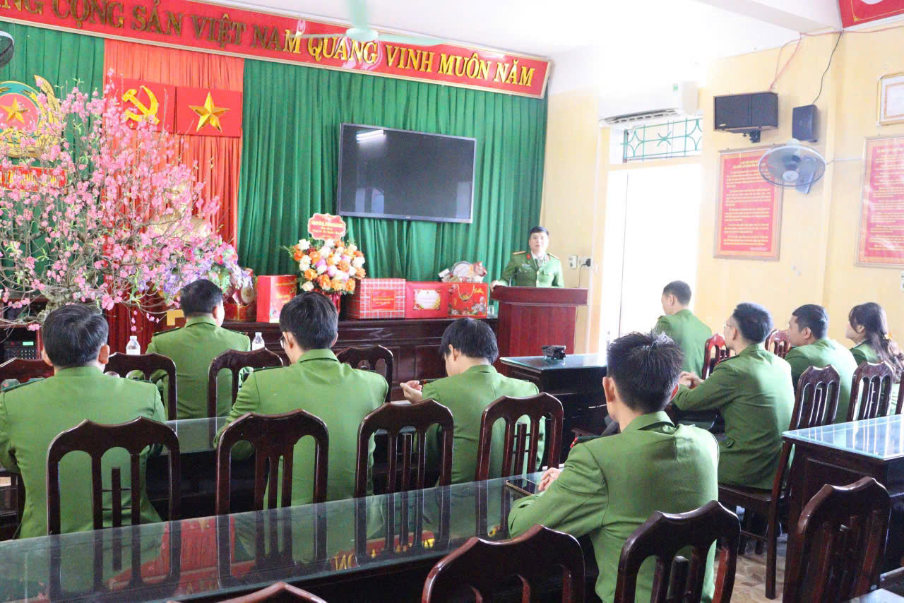 Trưởng c&ocirc;ng an x&atilde; Thượng t&aacute; Dương Văn Thắng triển khai kế hoạch