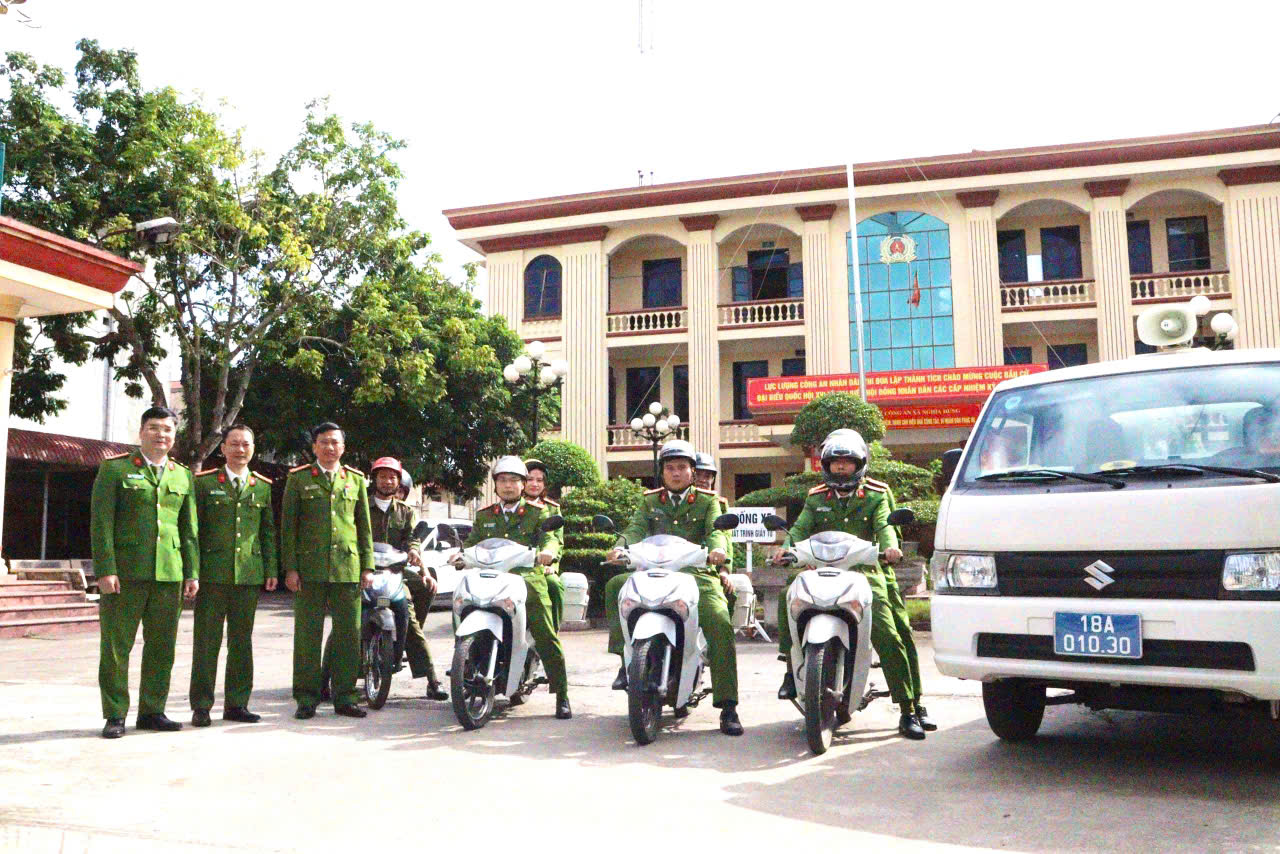 C&aacute;c đồng ch&iacute; C&ocirc;ng an x&atilde; Nghĩa Hưng đồng loạt ra qu&acirc;n thực hiện chỉ đạo của l&atilde;nh đạo C&ocirc;ng an tỉnh Ninh B&igrave;nh