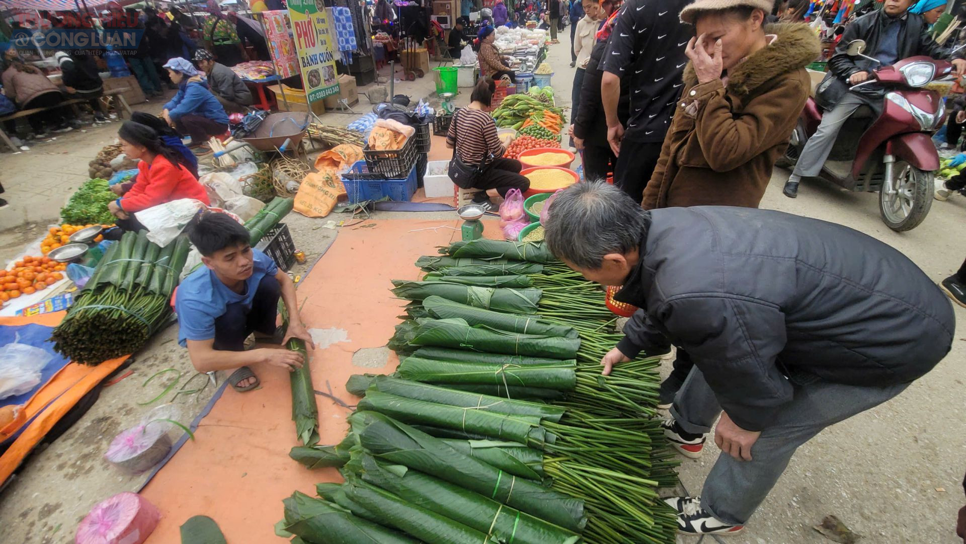 Lá dong được bày bán tại phiên chợ Lá dong được bày bán tại phiên chợ